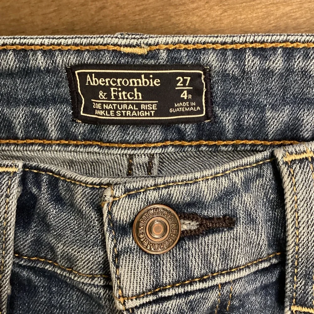 Abercrombie 4 (27) Zoe Natural Rise Ankle Straight Women’s Distressed Jeans
